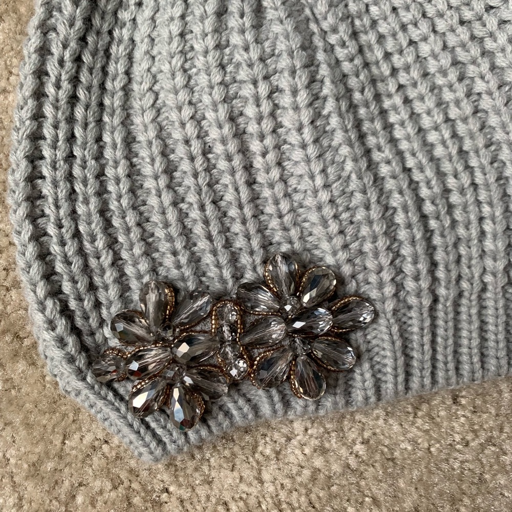 Women’s gray knit beanie